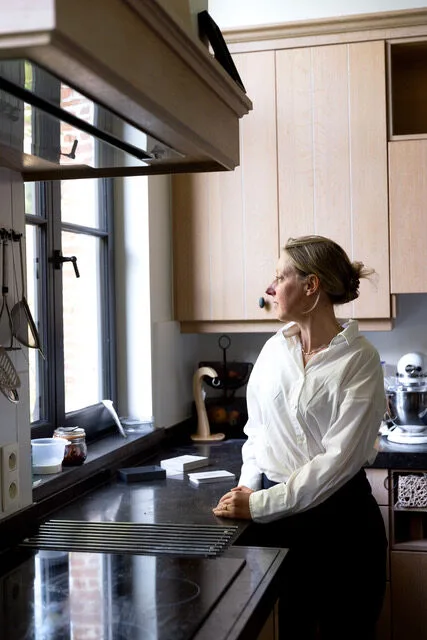 Nele Joris, oprichtster van De Hemel en orthomoleculair therapeut kijkend uit het raam